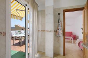 a room with a sliding glass door leading to a patio at Ático Garajonay in Cabo Blanco