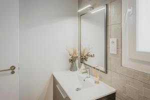 a bathroom with a white sink and a mirror at Casa La Isi in Rades de Abajo