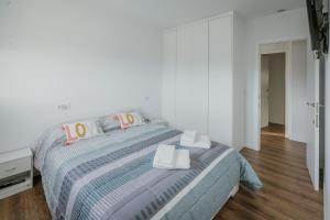 a bedroom with a bed with two pillows on it at Casa La Isi in Rades de Abajo