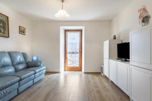 a living room with a couch and a television at Appartamento Edik in Folgaria