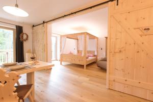 a barn door in a room with a bedroom at Ferienwohnung Wold Wieserhof in Aldino