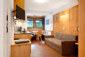 a living room with a couch and a kitchen at Kaltenhauser Hof in Masserie
