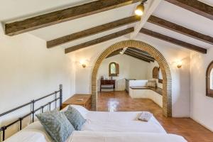 a bedroom with a bed and an archway in a room at El Revolt de Martís in Esponellá
