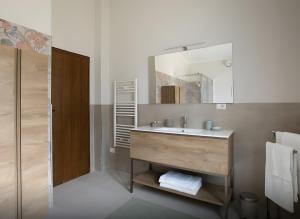 a bathroom with a sink and a mirror at La Ginestra Appartamenti e Camere in Mossa