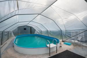 a tub in a tent with a chair in it at Kleines Gästehaus in Sudwalde