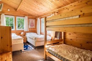 a bedroom with two bunk beds in a cabin at Kleines Gästehaus in Sudwalde +10 photos
