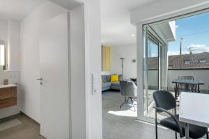 Küche und Wohnzimmer mit Glasschiebetür in der Unterkunft Katharinenbergblick in Endingen