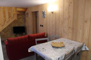 TV a/nebo společenská místnost v ubytování Maison Leveque