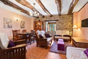 a living room filled with furniture and a dining room at Lago Gabriel - Villar de Posada in Caldevilla de Rengos