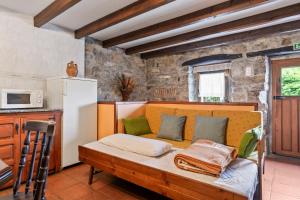 a kitchen with a couch in a room at Lorences D in Caunedo