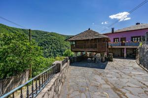 a building with a porch and a house at Lago Gabriel - Villar de Posada in Caldevilla de Rengos