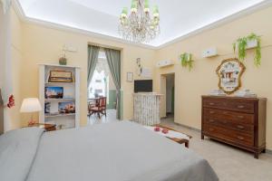 a bedroom with a bed and a dresser and a mirror at Pomona Noto in Noto
