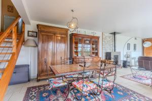 a dining room with a table and chairs at Gite Gousseau in Buzy