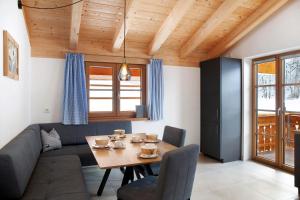 a living room with a table and a couch at Ferienwohnung Bergenzian in Grainau