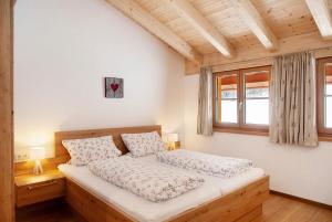 a bedroom with a bed and a window at Ferienwohnung Bergenzian in Grainau