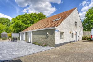 a man standing on the side of a brick building at Ferrienhaus Land Hof Spelle in Spelle