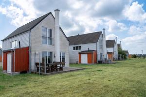 a house with a picnic table in the yard at Boje by Seeblick ferien oro in Kappeln