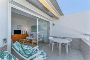 a balcony with a table and chairs and a room at Al Mar en San Agustín in San Bartolomé