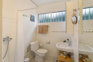 a white bathroom with a toilet and a sink at Al Mar en San Agustín in San Bartolomé +19 photos