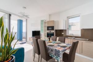 a kitchen and dining room with a table and chairs at Suite Buena Vista in Gallipoli