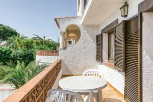 a patio with a table and chairs on a balcony at Casa Saguer in L'Escala
