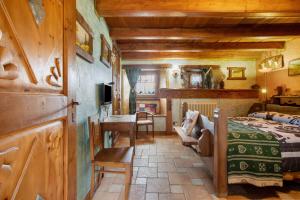 a bedroom with a bed and a desk in a room at Affittacamere Saint-Salod in Charvensod