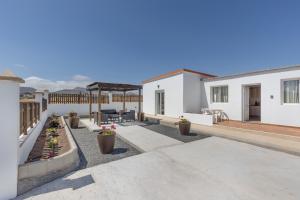 a patio of a house with potted plants at Rincón del olivar in Fuerteventura