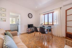 a living room with a table and chairs at Es Llimoner in Sóller