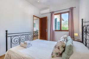 a bedroom with a bed with two towels on it at Es Llimoner in Sóller