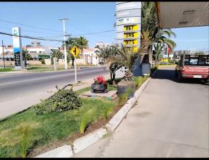 a street sign on the side of a road at Casa campo Quillota in Quillota