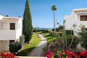 a view of a building and a garden with flowers at Apartamento Nautilus in Armação de Pêra