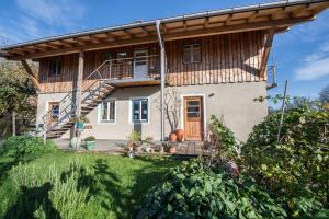 a house with a wooden roof at Ferienwohnung Bei der Töpferei in Pittenhart