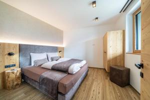 a bedroom with a large bed in a room at Paflur Lodges Lärchenduft in Lasa