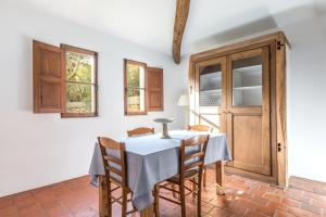 a dining room with a table and chairs at Casa di Pruno in Figari