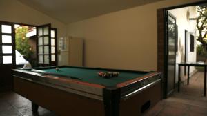 a pool table in a living room with a pool at El Aromito in Jesús María
