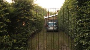 a car parked in a driveway behind a fence at El Aromito in Jesús María
