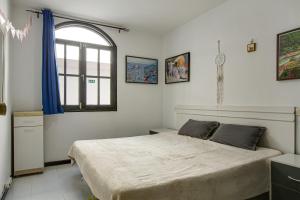 a bedroom with a bed and a window at Villa Amanda in Playa del Cura +12 photos