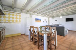 a kitchen and dining room with a table and chairs at Villa Ibicenca in Vejer de la Frontera