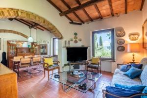 a living room with a couch and a table at Casa Alta Villa esclusiva in Murlo
