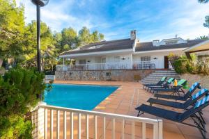 a house with a swimming pool and some chairs at Fidalsa Paradise Pines in La Alcayna