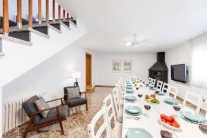 a long dining room with a long table and chairs at Fidalsa Paradise Pines in La Alcayna