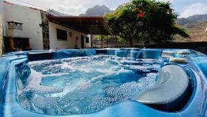 a jacuzzi tub with a view of the mountains at Vv Tasartico in San Nicolás