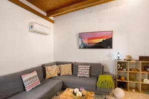 a living room with a gray couch and a table at Vv Tasartico in San Nicolás