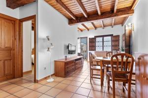 a kitchen and dining room with a table and chairs at Apartamentos El Rincón de Bustio in Bustio