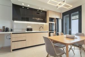 a kitchen and dining room with a table and chairs at Mella Roa - Villa Onyx in Nydri