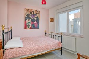 a bedroom with a bed and a window at Maison Ty Gwen in Le Pouliguen