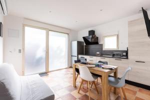 a kitchen and dining room with a table and chairs at A Casa Assulanata Cinto in Santa-Reparata-di-Balagna