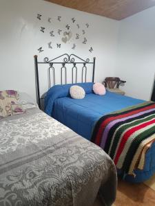 a bedroom with two beds and birds on the wall at Casa rural Mccoy 2 in Macael