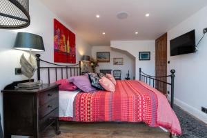 a bedroom with a bed with a red blanket at Chambre - Spa - Piscine - Sauna in Brech