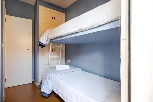 a bedroom with two bunk beds in a room at 1 Linea Playa , 3 Dorm Islantilla in Isla Cristina